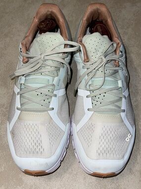On Running Women's mint and terracotta tones